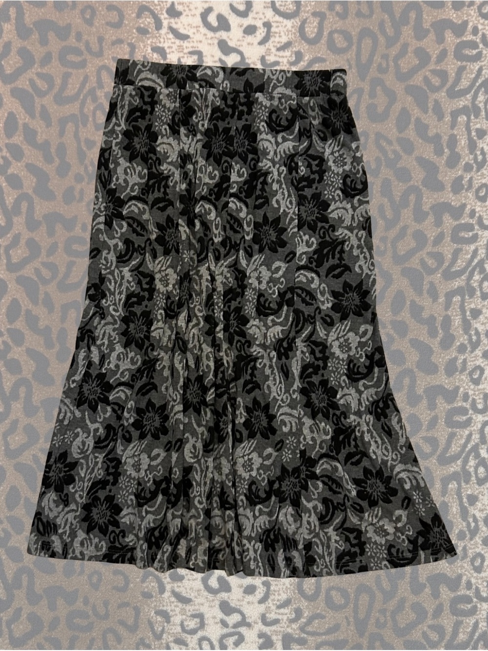 late 90s “chico’s” flowy pleated midi skirt w/ black grey floral design